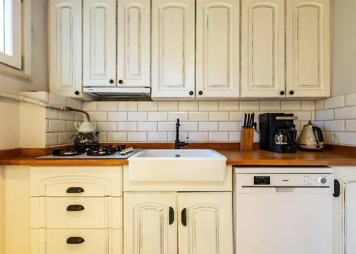 Charming Bright Rustic 2bd2bath Balat Pad! #349 בית נופש