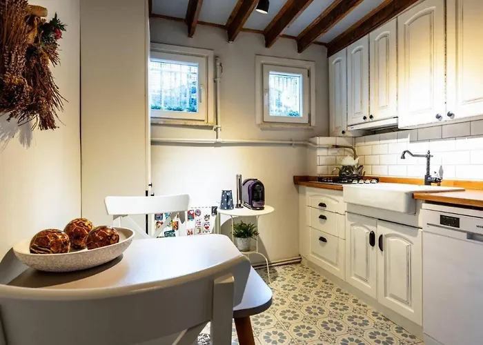 Charming Bright Rustic 2bd2bath Balat Pad! #349 בית נופש