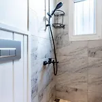 بيت للعطل Charming Bright Rustic 2bd2bath Balat Pad! #349 *