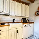 Charming Bright Rustic 2bd2bath Balat Pad! #349 اسطنبول