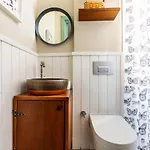 بيت للعطل Charming Bright Rustic 2bd2bath Balat Pad! #349 *