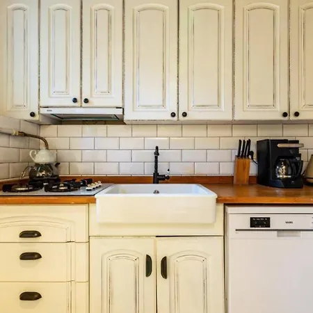 Charming Bright Rustic 2bd2bath Balat Pad! #349 بيت للعطل