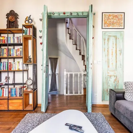 بيت للعطل Charming Bright Rustic 2bd2bath Balat Pad! #349