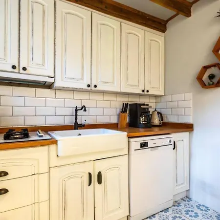 Charming Bright Rustic 2bd2bath Balat Pad! #349 이스탄불